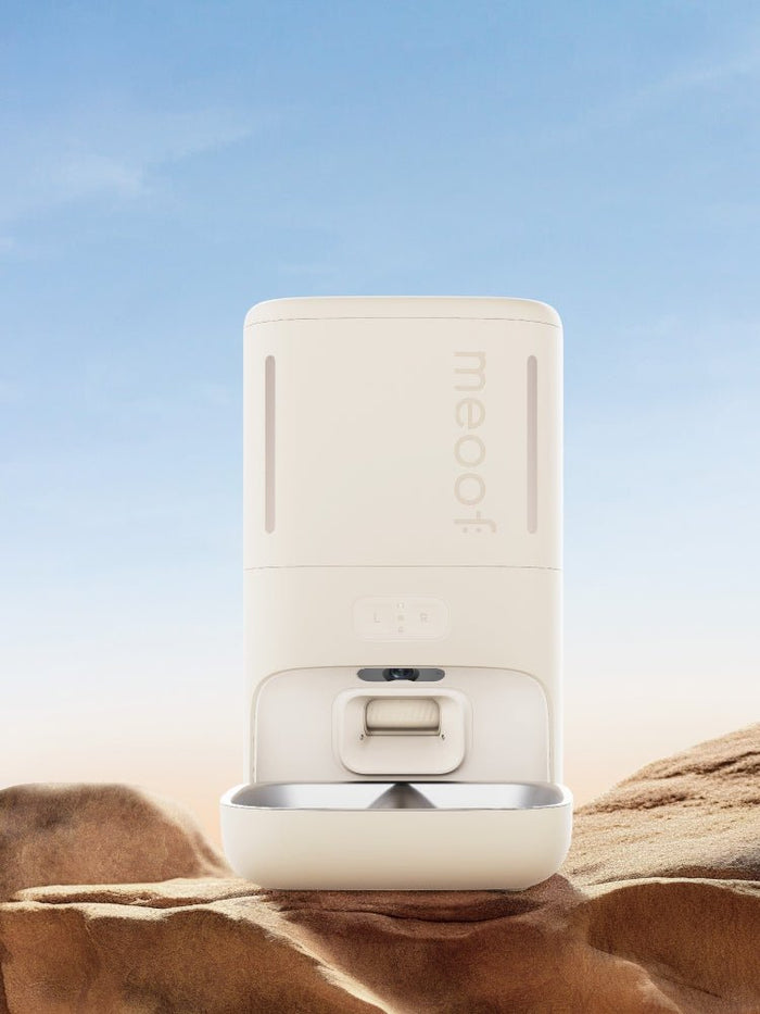 Smart automatic pet feeder with privacy camera